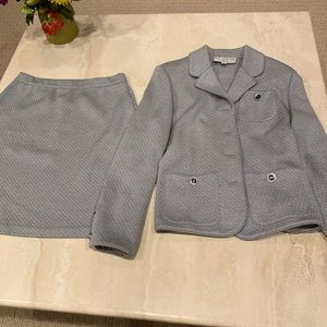 Exquisite St. John suit, size 6, gently worn